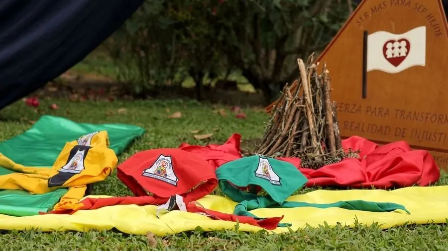 Pañoletas de colores junto a la leña de la fogata CEFA